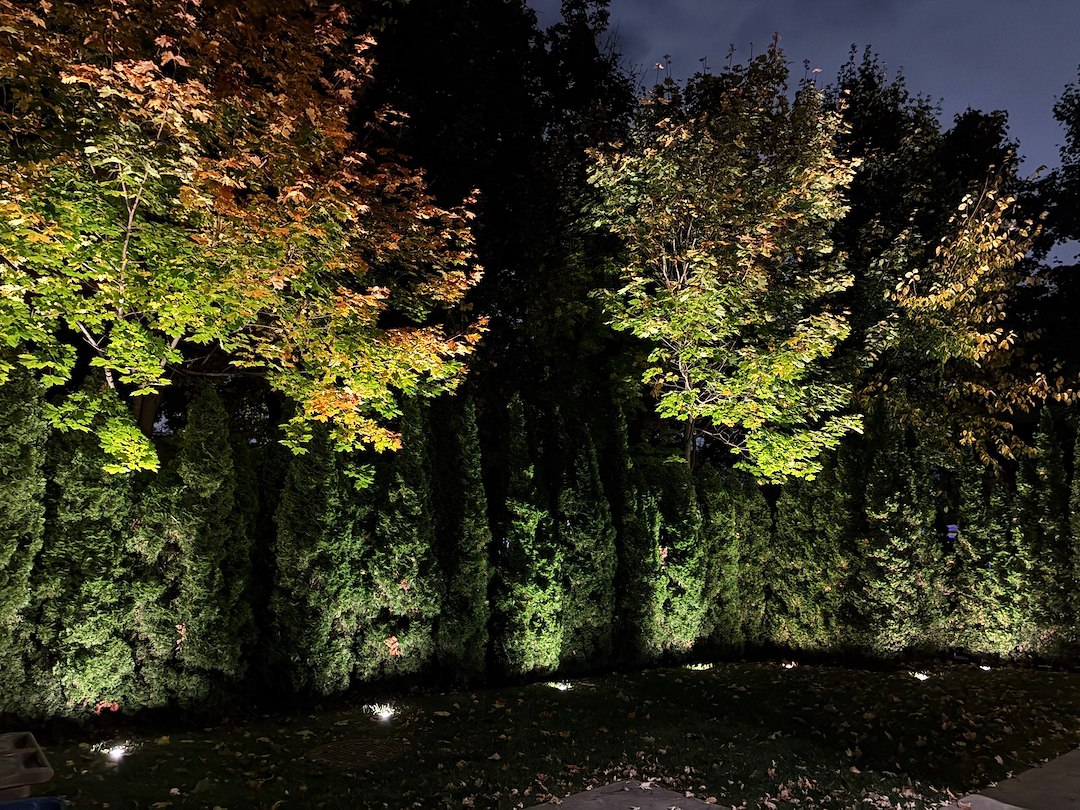 Belle installation d’éclairage paysager à Laval (Sainte-Dorothée) 